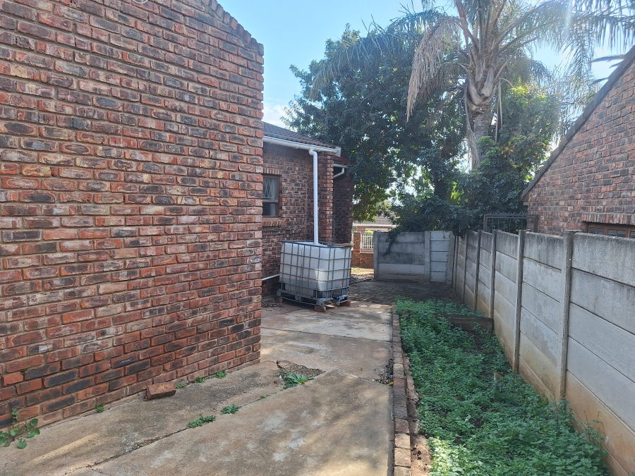 To Let 4 Bedroom Property for Rent in Strelitzia Park Eastern Cape